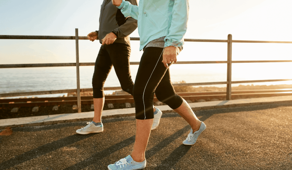 갱년기 Menopause를 관리하기 위한 가벼운 걷기와 운동