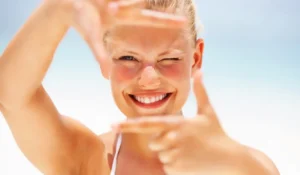 여름과일 같은 상큼한 미소로 정면에 포즈를 취하는 여자